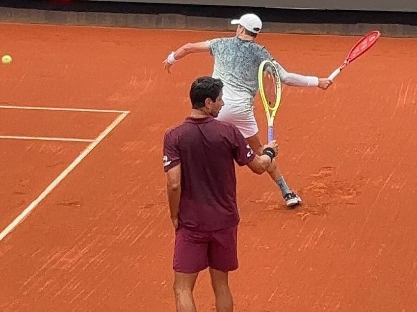 João Fonseca e Marcelo Melo em aquecimento no Rio Open (Foto: Gustavo Loio/Lance!)