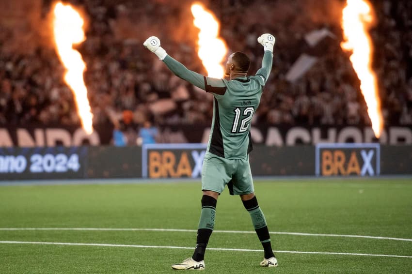 John Victor durante a partida entre Botafogo e Palmeiras pelo Campeonato Brasileiro de 2024, no Estádio Nilton Santos (Foto: Delmiro Junior/Gazeta Press)