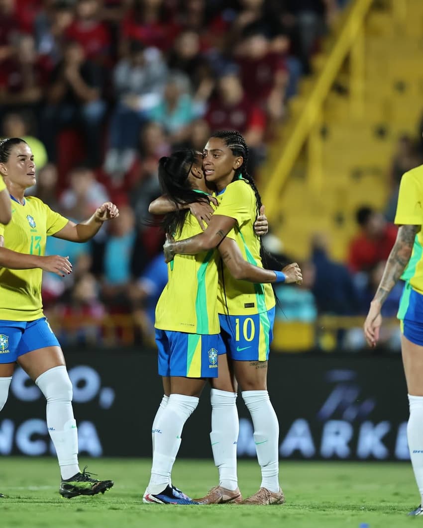 Tainá Maranhão e Kerolin durante Brasil x Costa Rica. (Foto: Lívia Villas Boas/Staff Images/CBF)