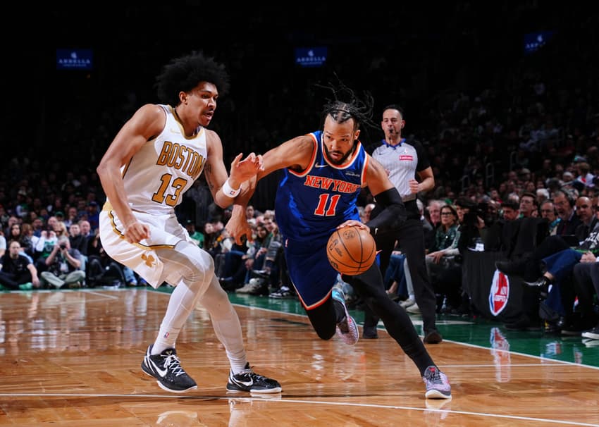 Jalen Brunson durante jogo da NBA (Foto: Brian Babineau / NBAE / Getty Images / Getty Images via AFP)