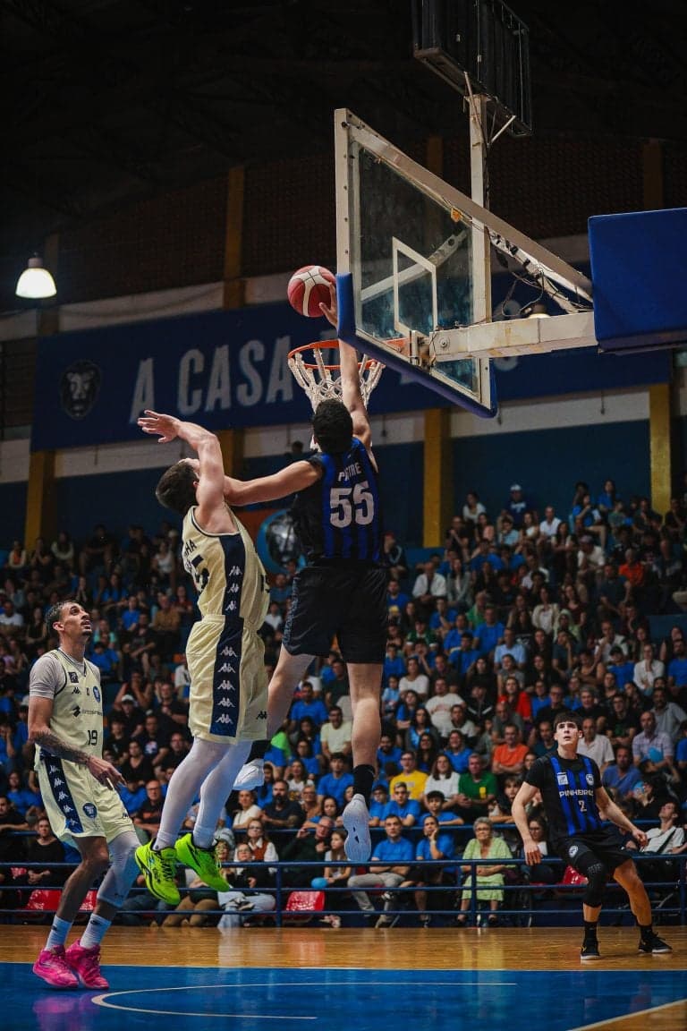 Pinheiros, na vitória sobre o Rio Claro, é o líder do NBB (Foto: Divulgação/NBB)