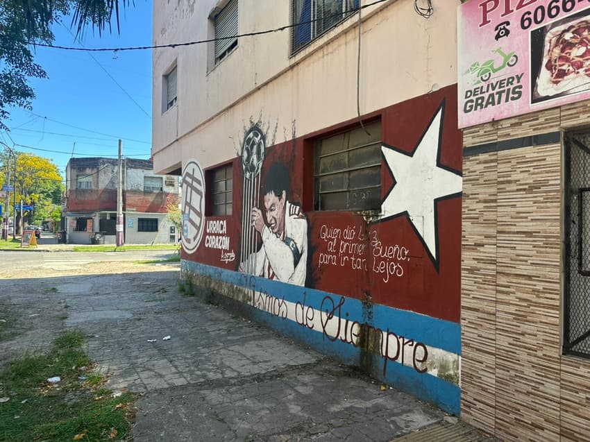 Pinturas espalhadas pelas ruas do bairro de Lanús (Foto: Lucas Bayer)