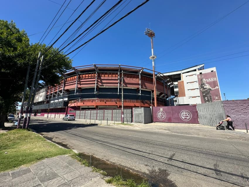Estádio 'La Fortaleza', palco do primeiro jogo entre Lanús e Flamengo (Foto: Lucas Bayer)