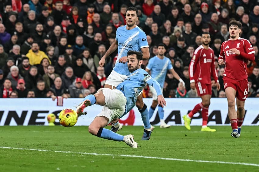 Bernardo faz gol de empate do Manchester City contra o Liverpool em Anfield (Foto: Paul ELLIS / AFP)