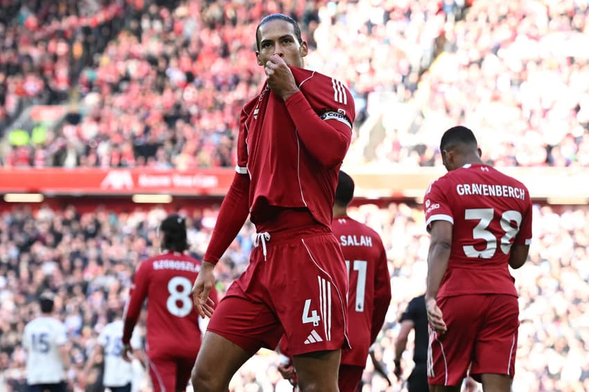 Van Dijk marcou um dos gols da goleada do Liverpool por 5 a 2 sobre o West Ham (Foto: Paul ELLIS / AFP)