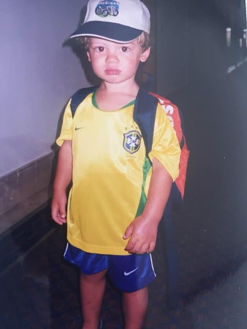Lucas Pinheiro, na infância, usando a camisa da Seleção Brasileira de futebol