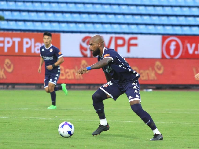 Luiz Antônio com a camisa do Hai Phong (Foto: Divulgação)
