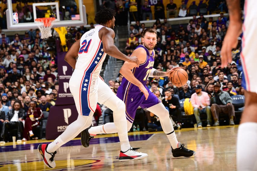 Luka Doncic em jogo entre Los Angeles Lakers e Philadelphia 76ers na NBA (Foto: Adam Pantozzi/NBAE via Getty Images/AFP)