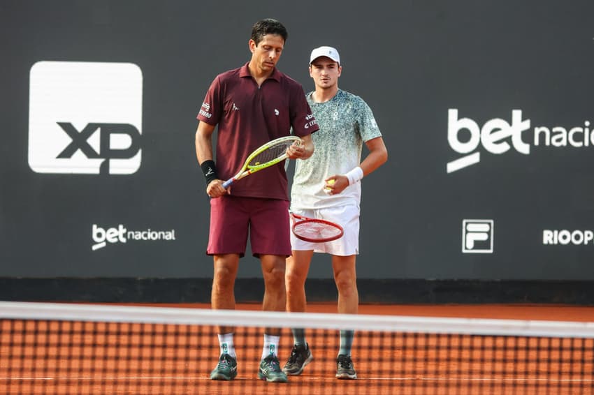Marcelo Melo e João Fonseca no Rio Open (Foto: Fotojump)