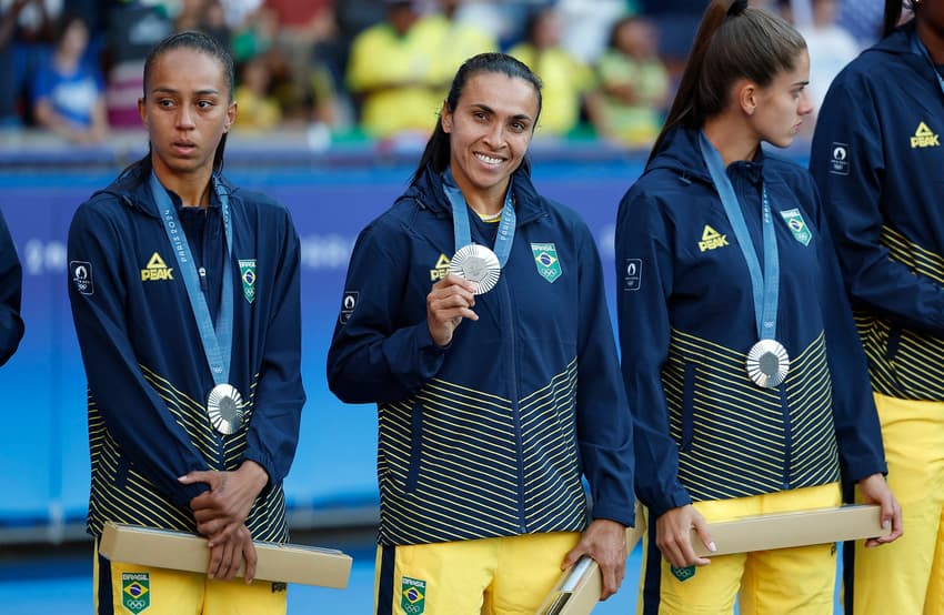 Seleção Brasileira: Marta posa com a medalha de prata dos Jogos Olímpicos de 2024 do futebol feminino (Foto: Rafael Ribeiro/CBF)