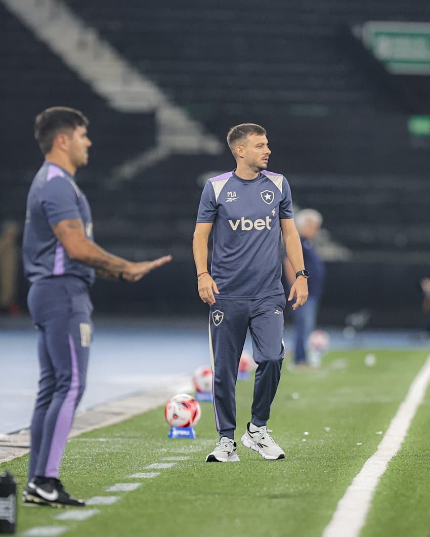 Martin Anselmi na beira do campo no empate entre Botafogo e Boavista, pela Taça Rio do Carioca (Foto: Arthur Barreto/BFR)