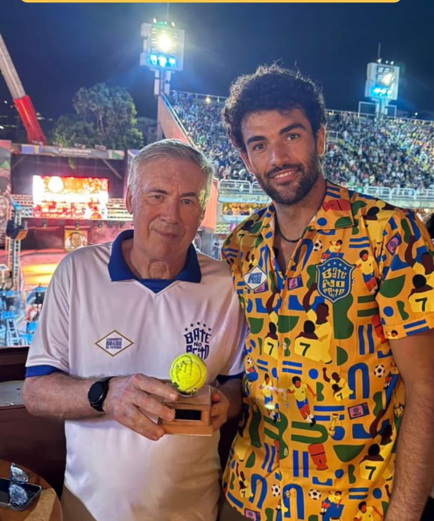 Matteo Berrettini e Ancelotti durante desfile de carnaval no Rio de Janeiro (Foto: Fotojump/Rioopenoficial)