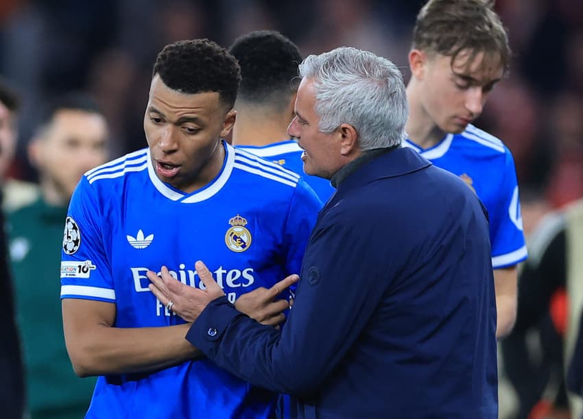 Kylian Mbappé conversa com José Mourinho após Vini Jr ouvir insultos racistas durante partida válida pela Champions League (Foto: Patricia de Melo Moreira/AFP)