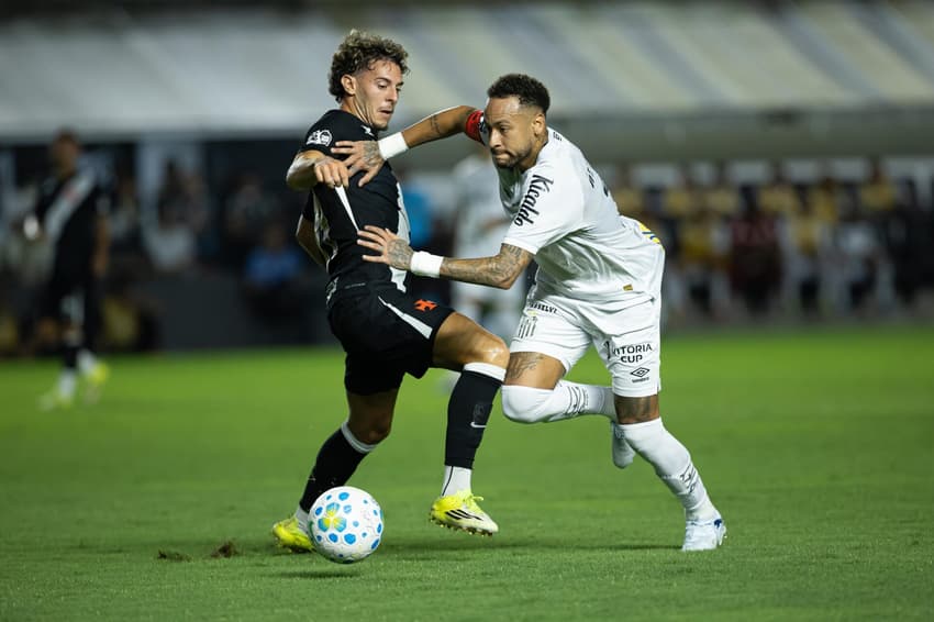 Neymar em ação no jogo do Santos contra o Vasco pelo Brasileirão