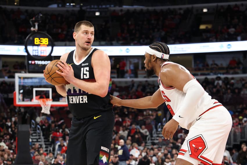 Guerschon Yabusele, do Chicago Bulls defende Nikola Jokic, do Denver Nuggets durante jogo da NBA (Foto: Jayden Mack / GETTY IMAGES NORTH AMERICA / Getty Images via AFP)