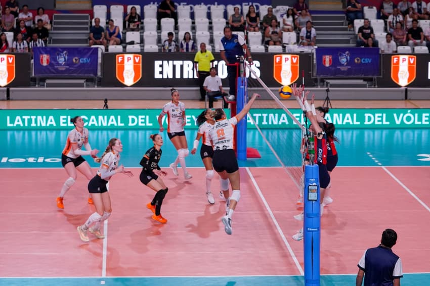 Osasco x San Martín na semifinal do Sul-Americano de vôlei (Foto: Carolina Oliveira))