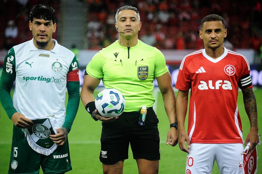 Jogos de hoje: Gustavo Gómez, capitão do Palmeiras, à esquerda, o árbitro Felipe Fernandes de Lima e Alan Patrick, capitão do Internacional, à direita, antes de Internacional x Palmeiras, pela 3ª rodada do Brasileirão 2025, no Beira-Rio, em Porto Alegre (RS) (Foto: Donaldo Hadlich/Código 19/Gazeta Press)