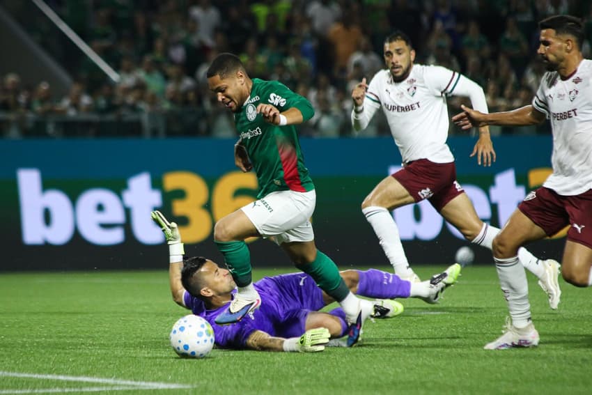 Vitor Roque em ação no jogo do Palmeiras contra o Fluminense pelo Brasileirão