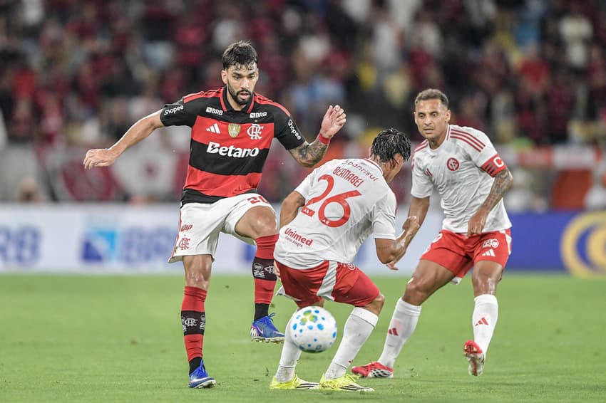 Paquetá em ação no jogo do Flamengo contra o Internacional pelo Brasileirão 2026