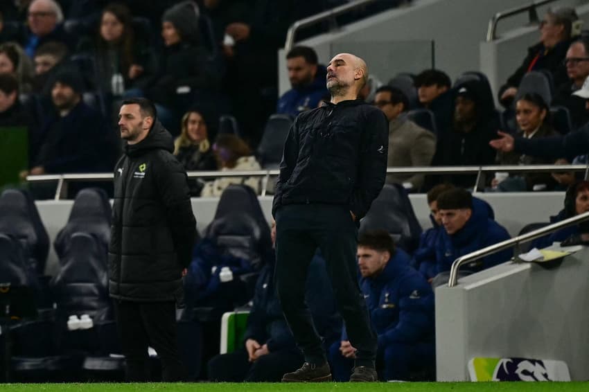 Pep Guardiola reage após o Tottenham marcar o segundo gol contra o Manchester City, em partida válida pela Premier League (Foto: Ben Stansall/AFP)