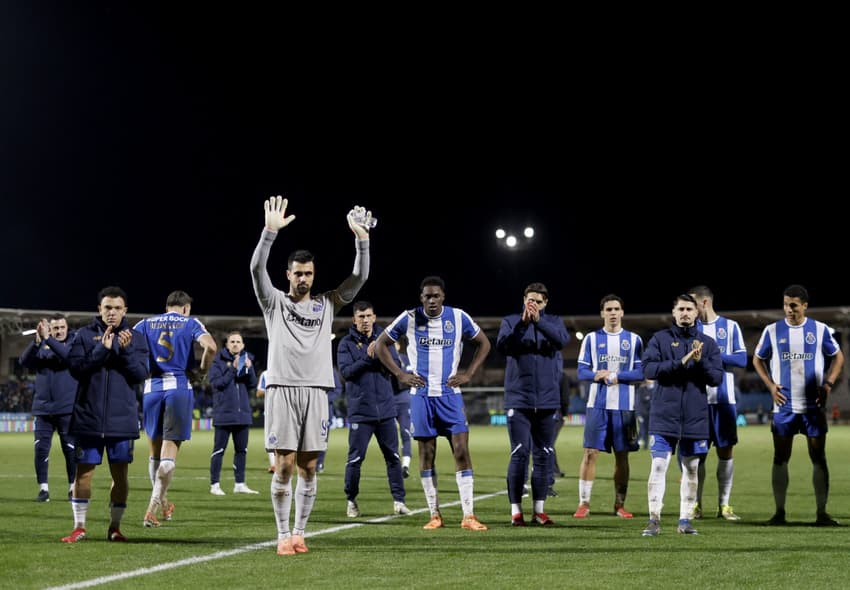 Jogadores do Porto aplaudem a torcida após derrota do Porto para o Casa Pia, em partida válida pela Liga Portugal (Foto: Filipe Amorim/AFP)