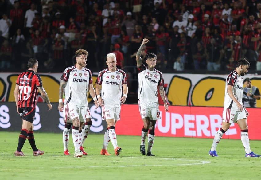 Erick Pulgar comemora seu gol contra o Vitória no Barradão
