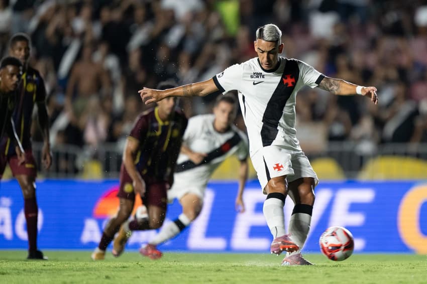 Puma Rodriguez, jogador do Vasco, cobra pênalti contra o Madureira pelo Carioca 2026