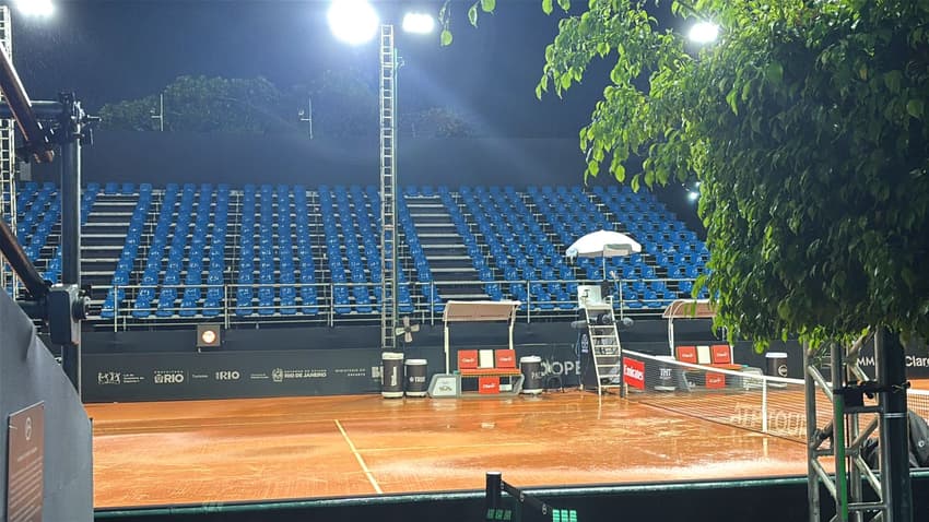 Chuva adia sessão noturna do quarto dia de Rio Open e encharca quadra 1 (Foto: Lance!)