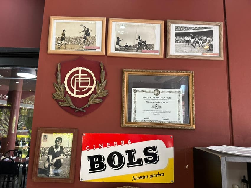 Decoração do restaurante da sede do Lanús (Foto: Lucas Bayer/Lance!)