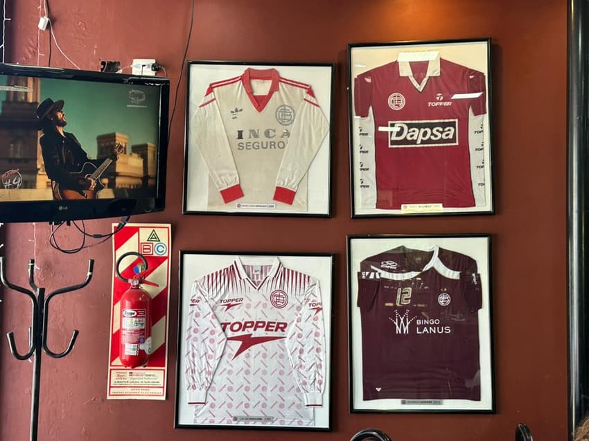 Camisas expostas no restaurante da sede do Lanús (Foto: Lucas Bayer/Lance!)