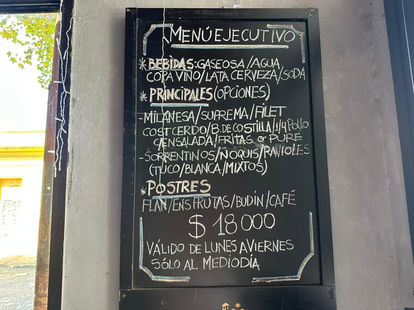 Manu do restaurante da sede do Lanús (Foto: Lucas Bayer/Lance!)