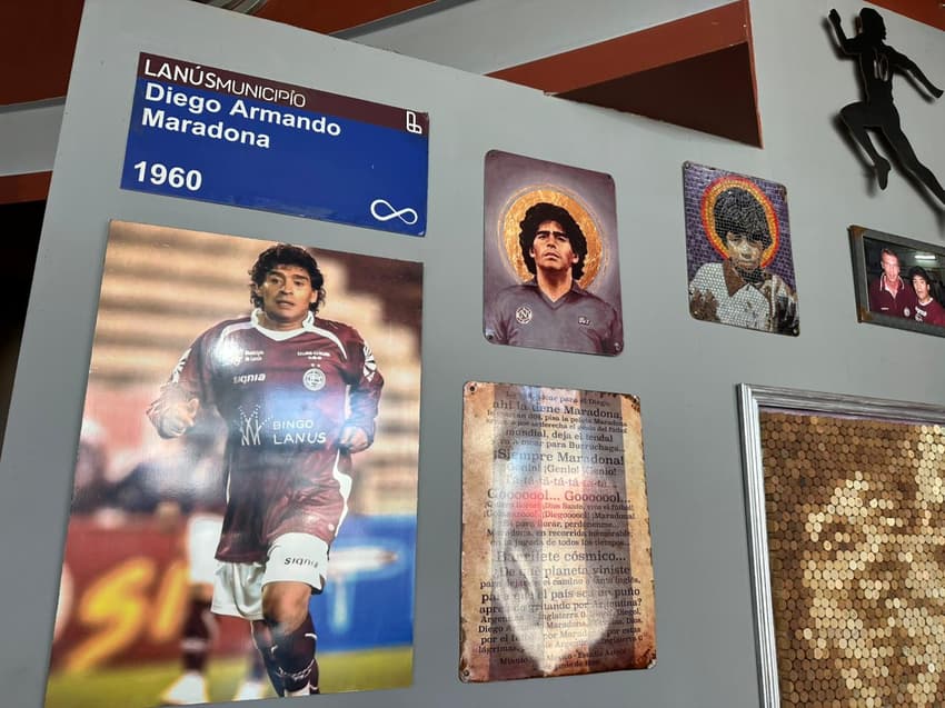 Parede dedicada a Maradona no restaurante da sede do Lanús (Foto: Lucas Bayer/Lance!)