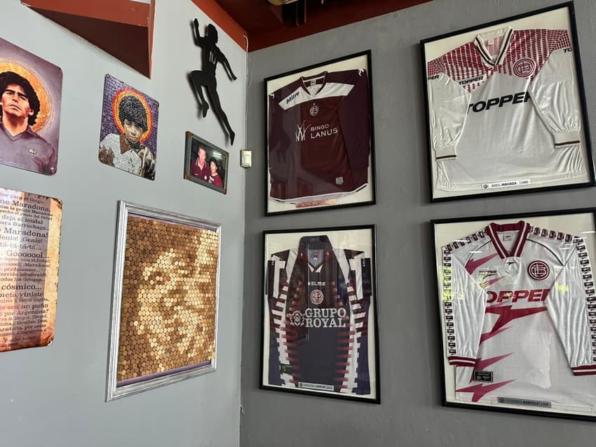 Decoração do restaurante da sede do Lanús (Foto: Lucas Bayer/Lance!)