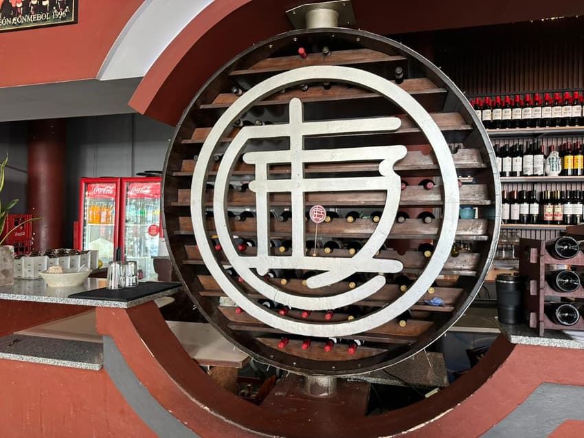 Decoração do restaurante da sede do Lanús (Foto: Lucas Bayer/Lance!)