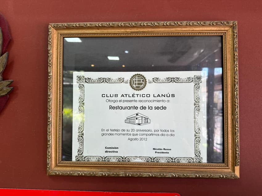 Placa comemorativa de 20 anos do restaurante da sede do Lanús (Foto: Lucas Bayer/Lance!)