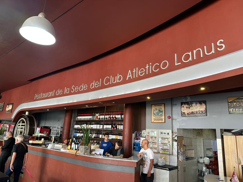 Restaurante da sede do Lanús (Foto: Lucas Bayer/Lance!)