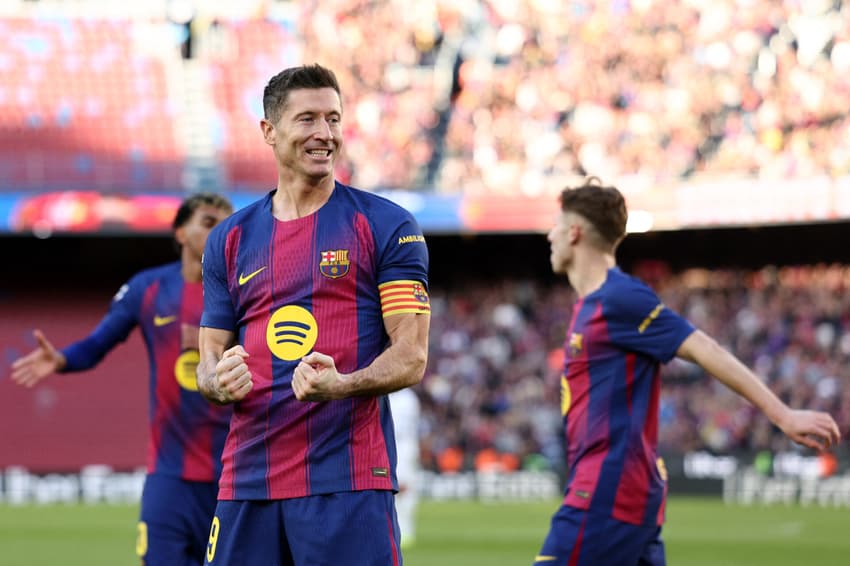 Lewandowski abriu o placar do Barcelona contra o Mallorca no Camp Nou (Foto: Josep LAGO / AFP)