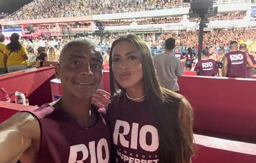 Romário com a filha, Danielle Favatto, na Sapucaí (Foto: Reprodução)