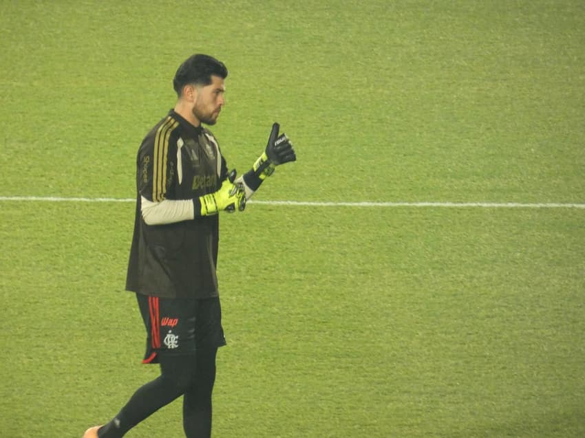 Rossi em campo para o aquecimento antes de Flamengo x Lanús pela Recopa (foto: Lucas Bayer/Lance!)
