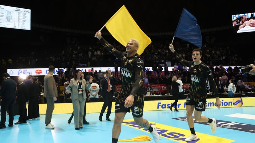 Darlan comemora o título inédito do Verona na Copa Itália ((Foto: Super Lega)