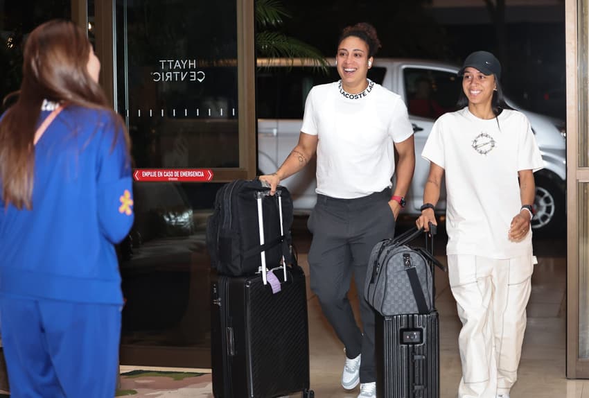 Seleção Feminina está na Costa Rica. Na foto, a goleira Lelê e a atacante Jaque. (Foto: CBD/Divulgação)