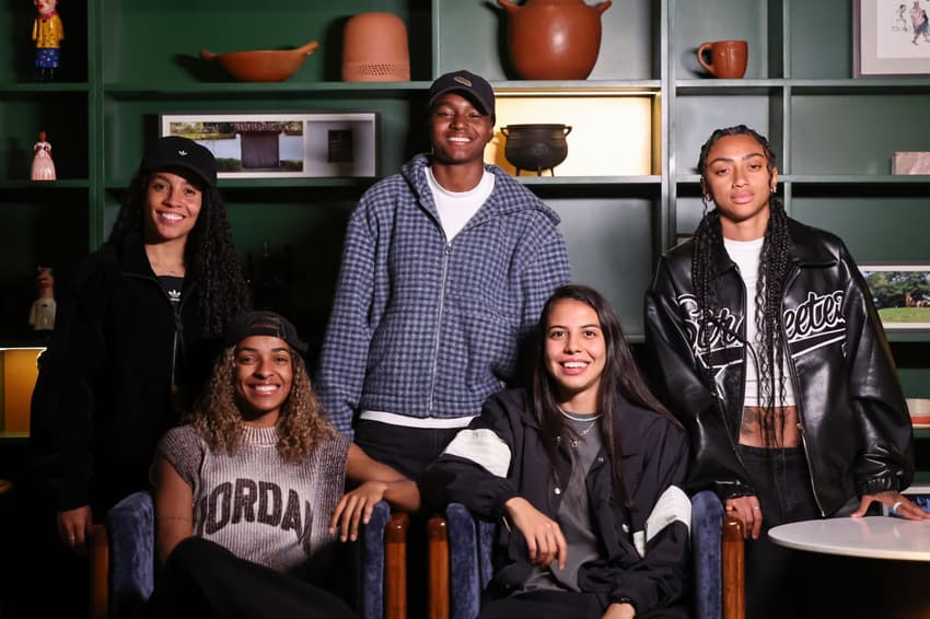 Seleção Brasileira Feminina se apresenta para amistosos diante da Costa Rica. Atletas posam para foto. (Foto: CBF/Divulgação)