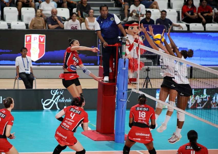 Sesi Bauru vence Regatas Lima no Sul-Americano de vôlei (Foto: Betto Dolorier/ FPV)