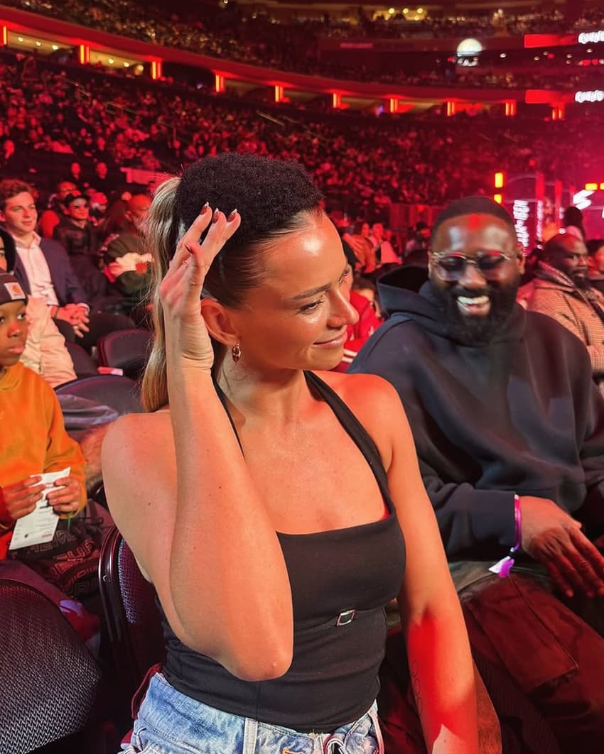 Campeã de boxe Skye Nicolson posa com a peruca de Jarrel (Foto: Reprodução Instagram)