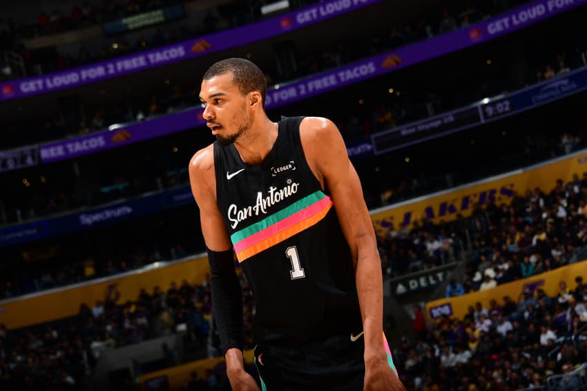 Victor Wembanyama durnte jogo contra o Lakers na NBA (Foto: Adam Pantozzi / NBAE / Getty Images / Getty Images via AFP)