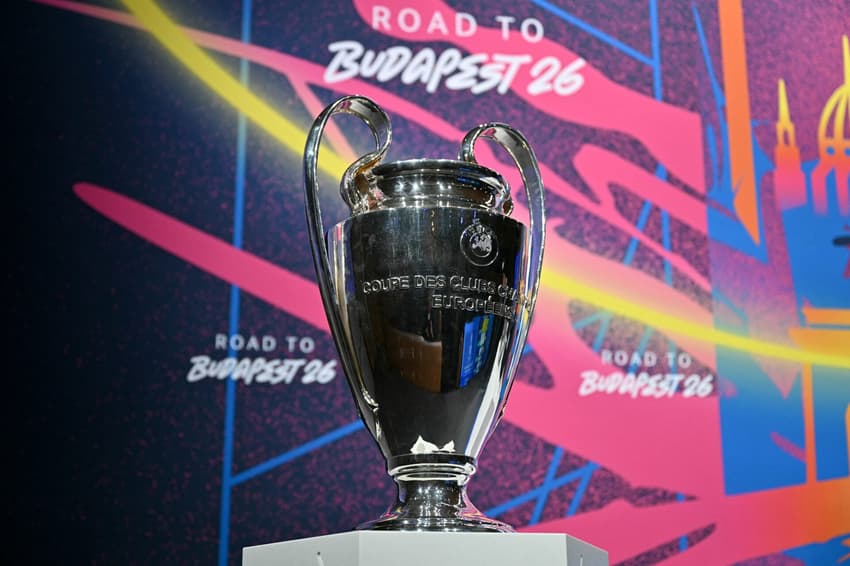Troféu da Champions League no sorteio das oitavas de final (Foto: Harold CUNNINGHAM / AFP)