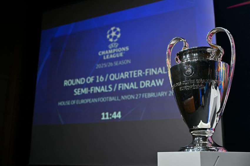 Troféu da Champions League durante o sorteio das oitavas de final (Foto: Harold Cunningham/AFP)