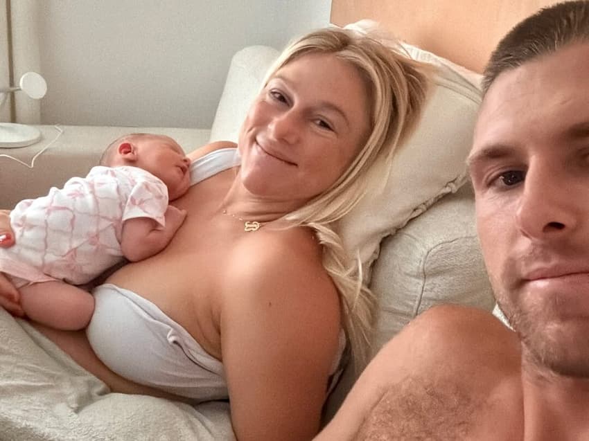 Tati Weston-Webb com marido e filha recém-nascida (Foto: Reprodução/Instagram)