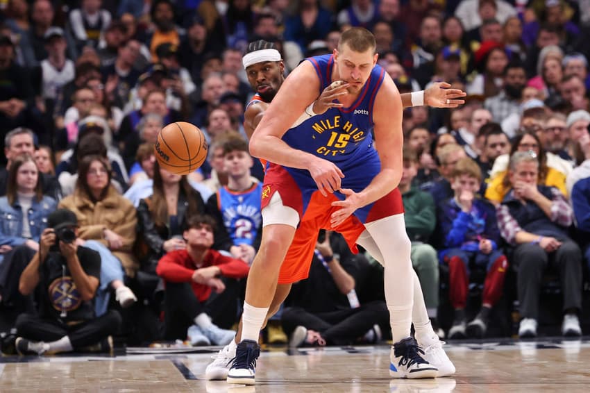 Shai Gilgeous-Alexander e Jokic disputam bola durante jogo da NBA (Foto: Justin Tafoya / GETTY IMAGES NORTH AMERICA / Getty Images via AFP)