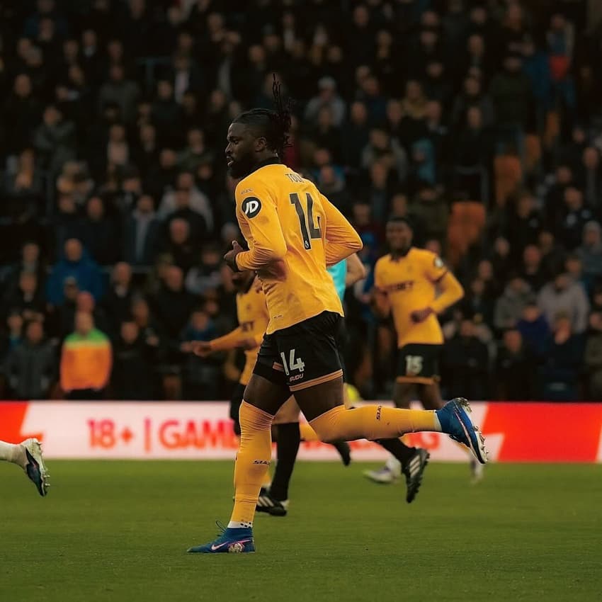 Tolu Arokodare, do Wolverhampton, foi alvo de ofensas raciais nas redes sociais (Foto: Reprodução)